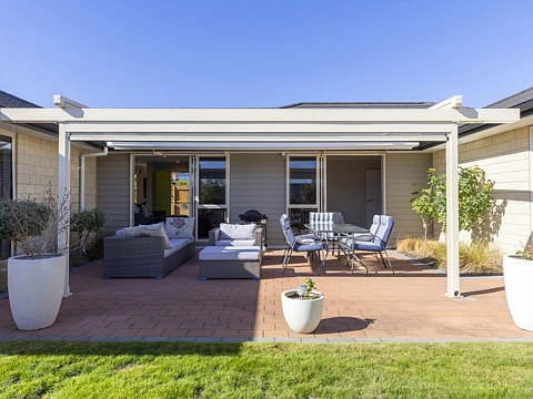 Wharewaka 4房  Elegant Family Living with Lake Views