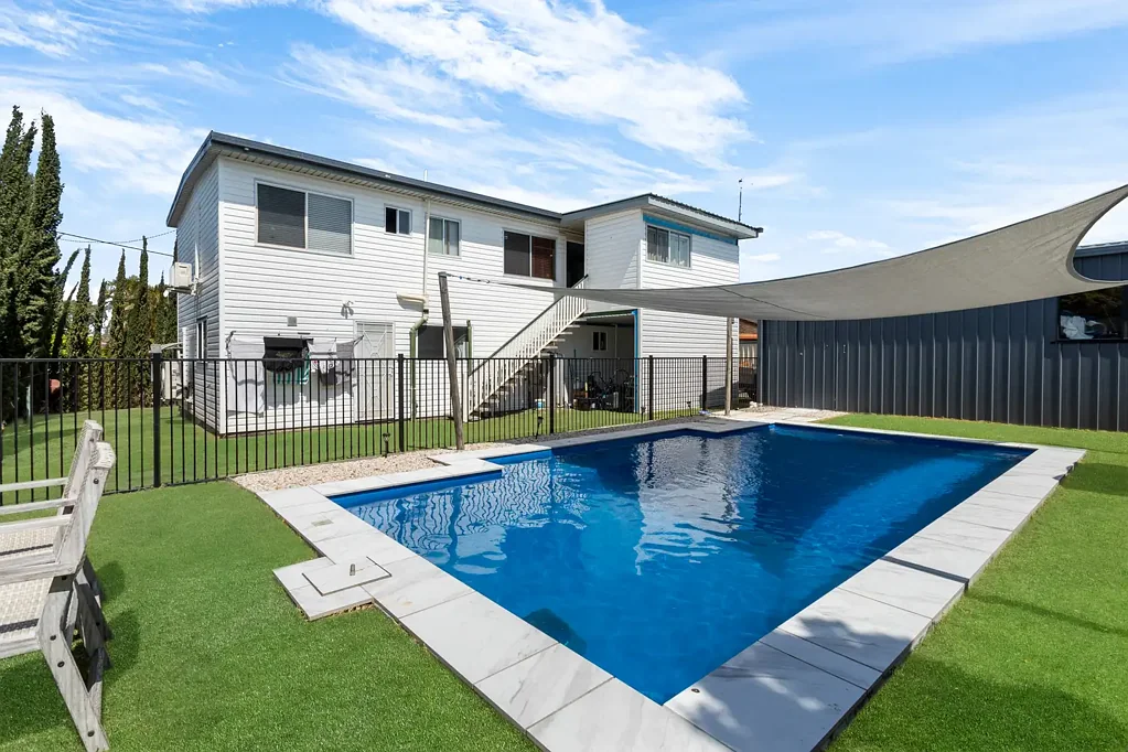 Deception Bay 5房  一栋带有游泳池、储藏室，并配有海滨生活方式的双居住家庭住宅  A dual living family home with a pool, shed and coastal lifestyle to match