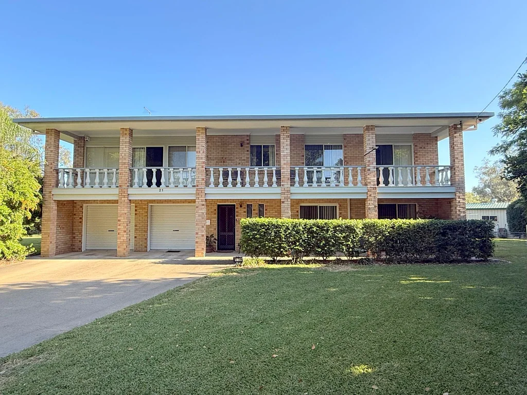 Moree 4 Bedroom BEST OF BOTH WORLDS - 4 ACRES IN TOWN