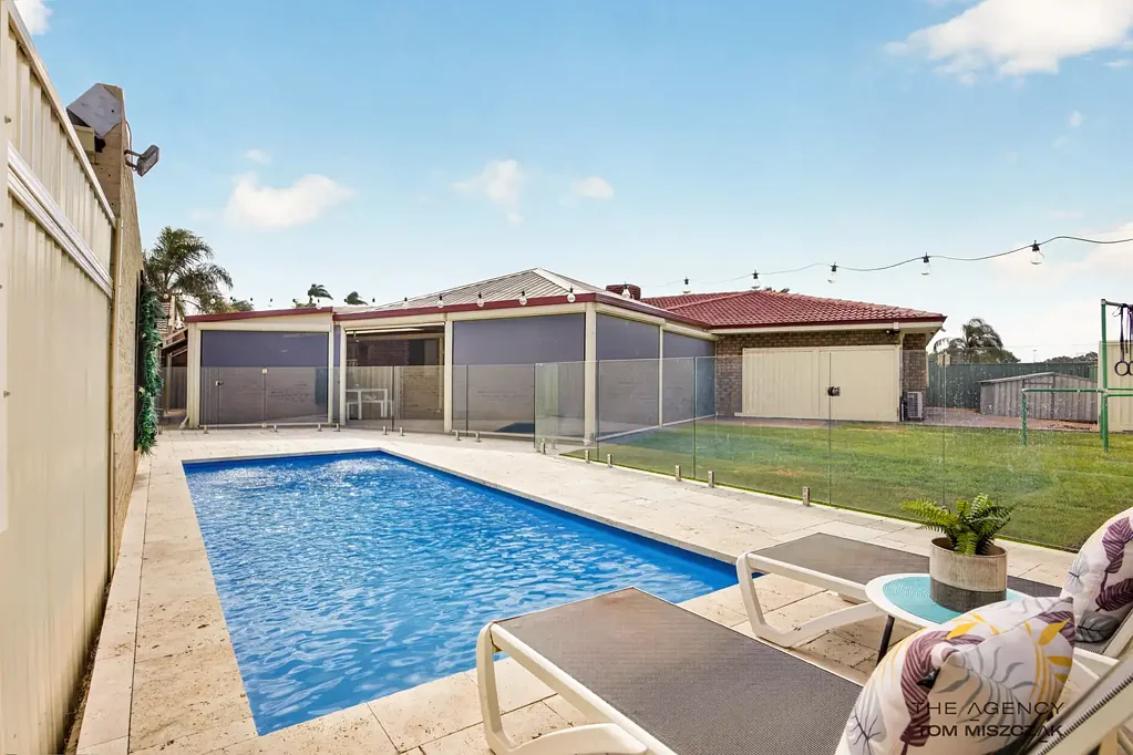 Ballajura 4कमरा Elevated Family Luxury with Exceptional Space that's Ready for Summer
