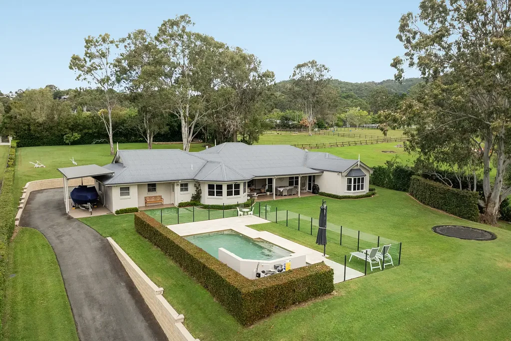 Tallai 5Zimmer First Time Ever Offered – One of Tallai's Finest Family Acreages