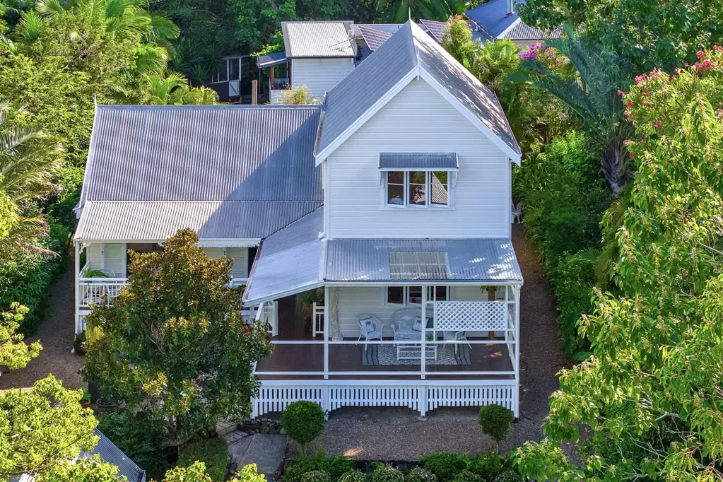 IMMACULATE 2-LEVEL HOME IN HEART OF EUMUNDI