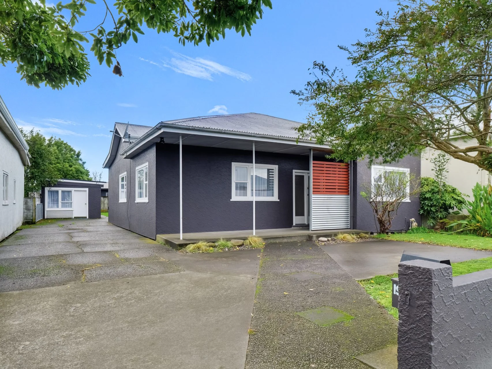 West End 7Moenga 7 bedrooms, 2 Bathrooms & Endless Possibilities!!