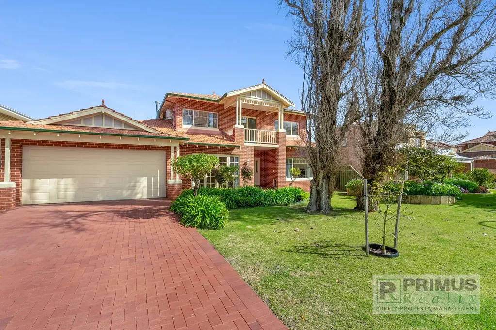 Spacious Applecross Living with Pool & Gardens Included