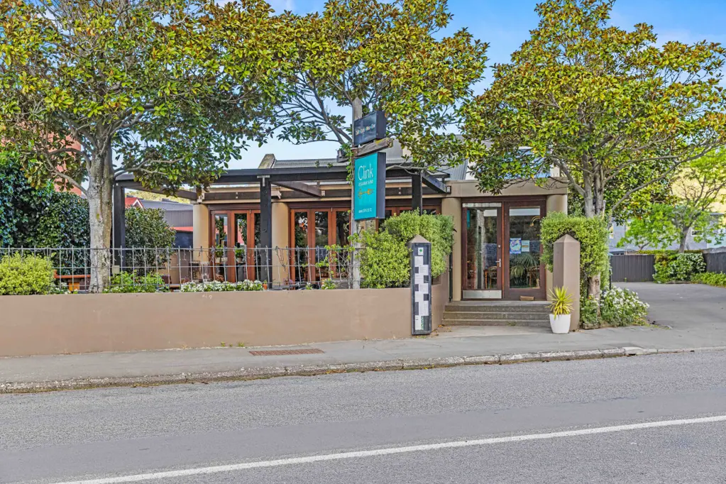 Sumner 3غرفة نوم Landmark Commercial Opportunity in Sumner Village
