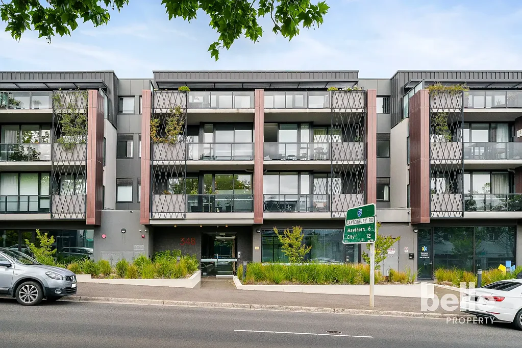 Surrey Hills 2房 两间宽敞卧室 主卧带独立卫浴 现代厨房石材台面 阳光起居区 地下安全停车 Surrey Hills中心地带 Bright, Spacious, and Exceptionally Located 2-Bedroom Apartment