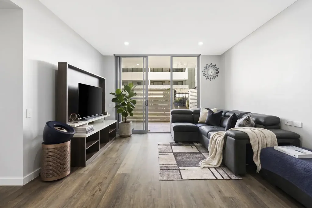 Schofields 2 Bedroom Spacious & Stylish Ground Floor Apartment Just 10 Minutes Walk to Schofields Train Station & Village!