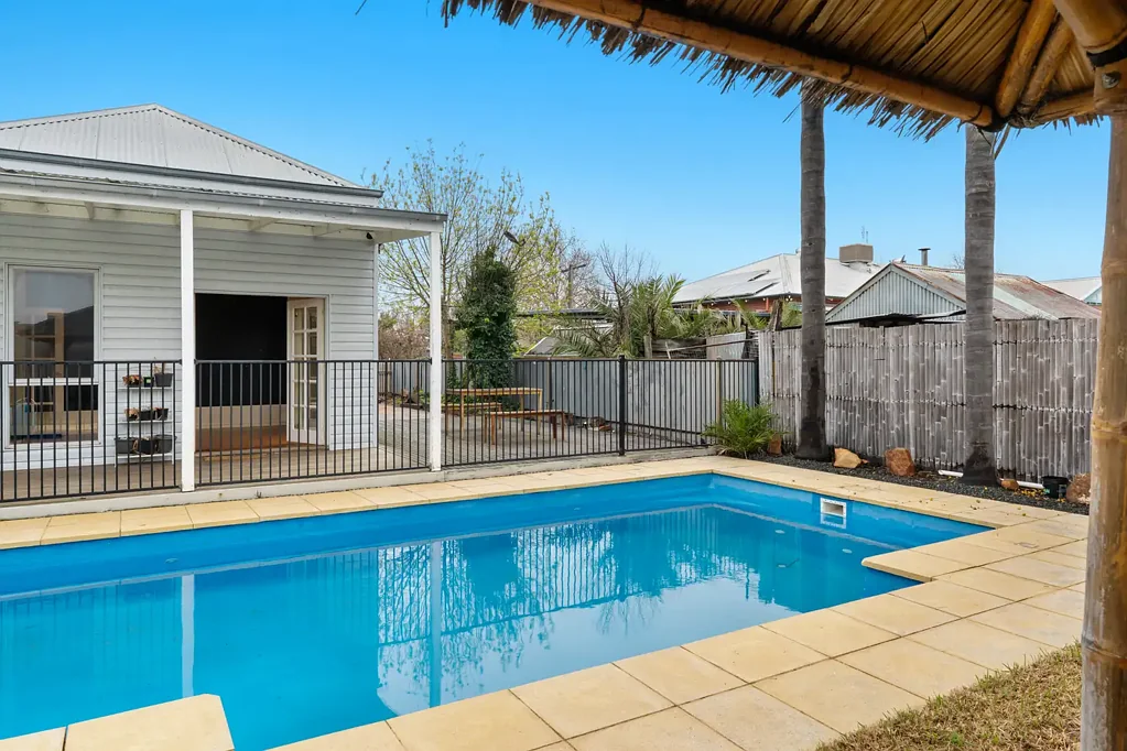 Euroa 4બેડરૂમ YOU WILL KICK YOURSELF IF YOU MISS THIS ONE. INGROUND POOL SUMMER SORTED!!