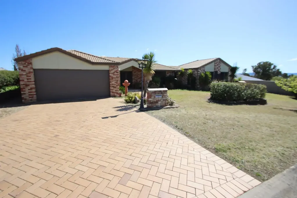 24 Parkes Drive, Tenterfield, NSW 2372