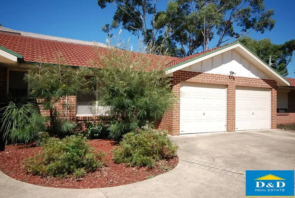 Bright 2 Bedroom Villa. Sunny Courtyard. Lock Up Garage. Easy Walk to Station & Shopping centre.