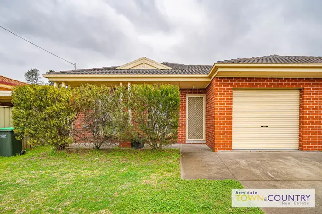 Welcome to 2/68 Martin Street! Large Unit, Close to the UNE and Shops!