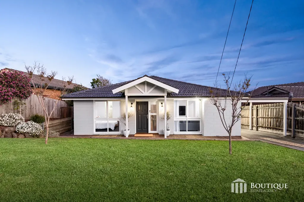 Dandenong North 4कमरा A Family Haven with Modern Heart in Rosewood Downs