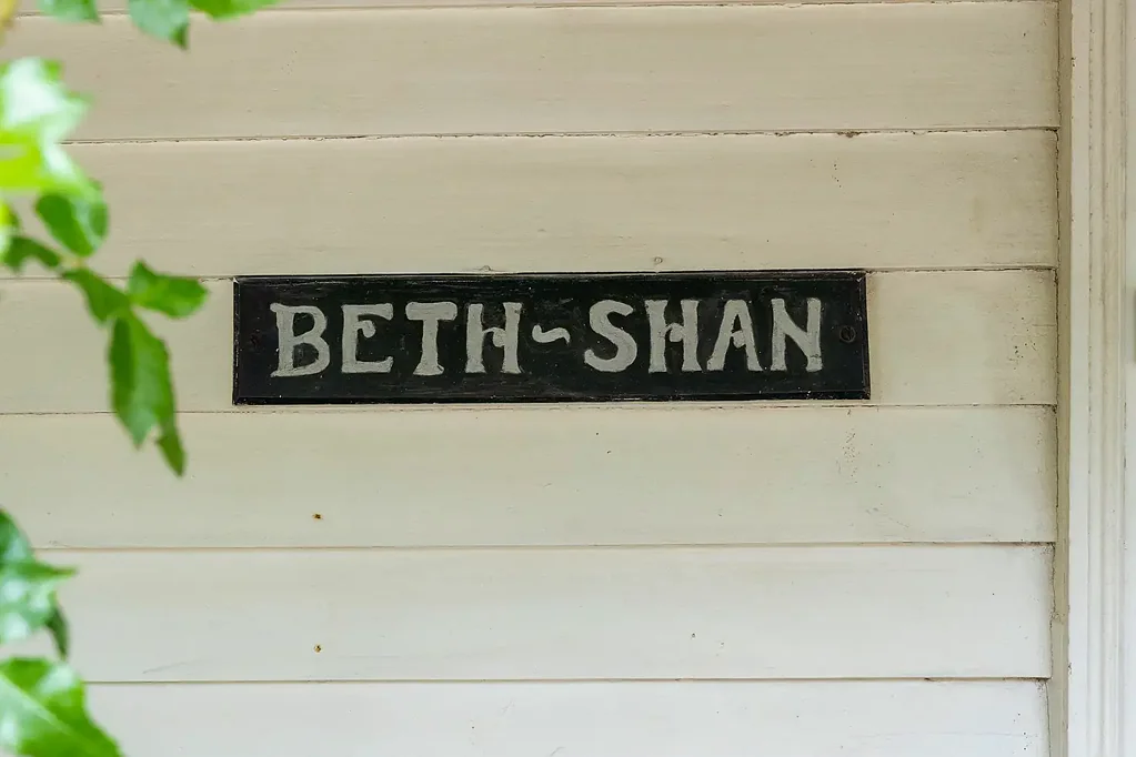 Woodend 3ਬੈੱਡਰੂਮ Beth Shan” – Circa 1865 on a Big Block (1100 sq metres approx.)