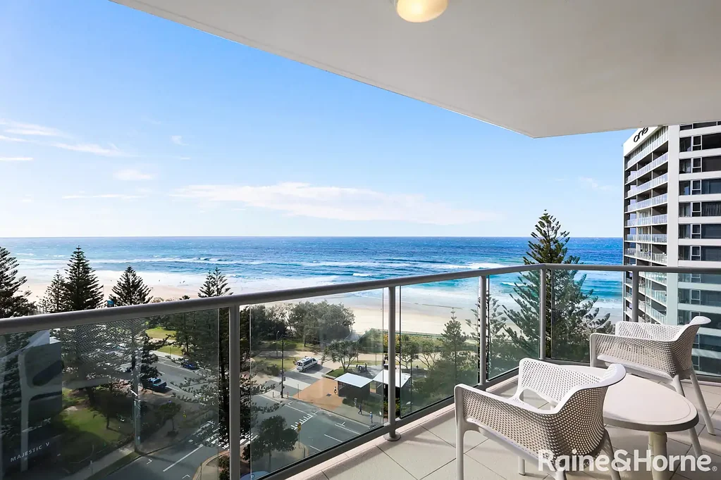Surfers Paradise 2房  Peninsula - Elevated Eastern-Corner Living with Ocean & Skyline Views