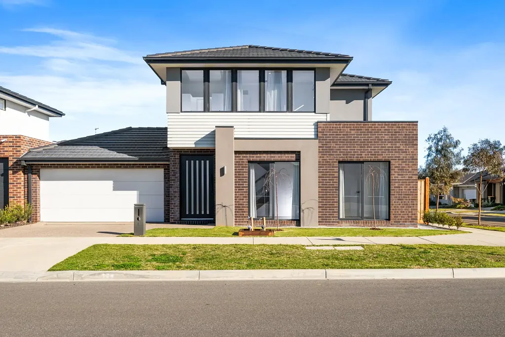 Armstrong Creek 4ਬੈੱਡਰੂਮ A modern home of style and comfort in a sought-after location.