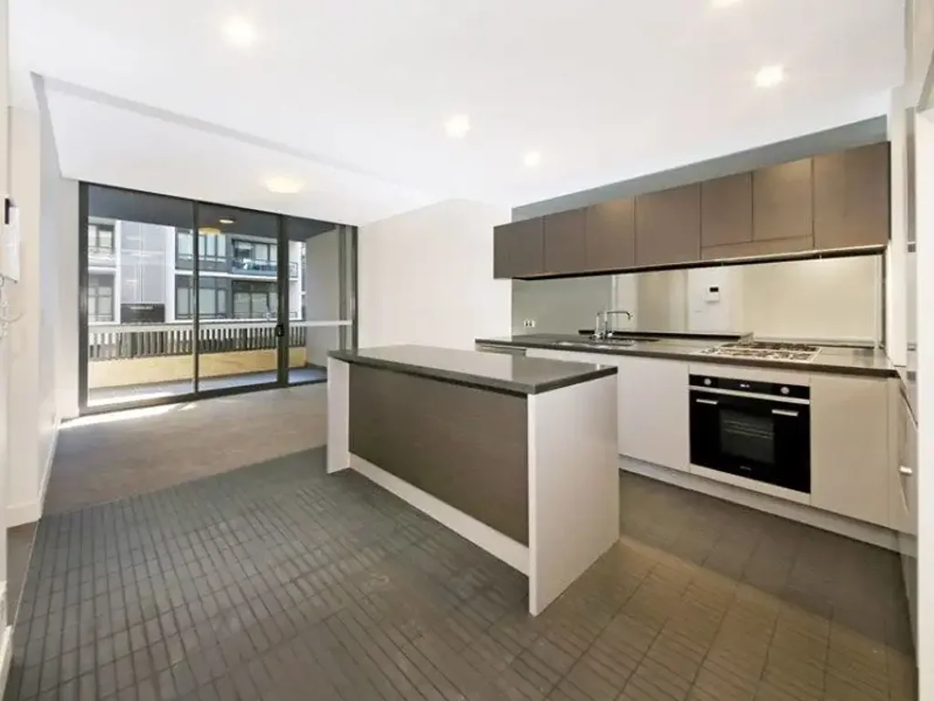 Resort Style Unit In Prime Location
(access Via 14J Mentmore Ave)