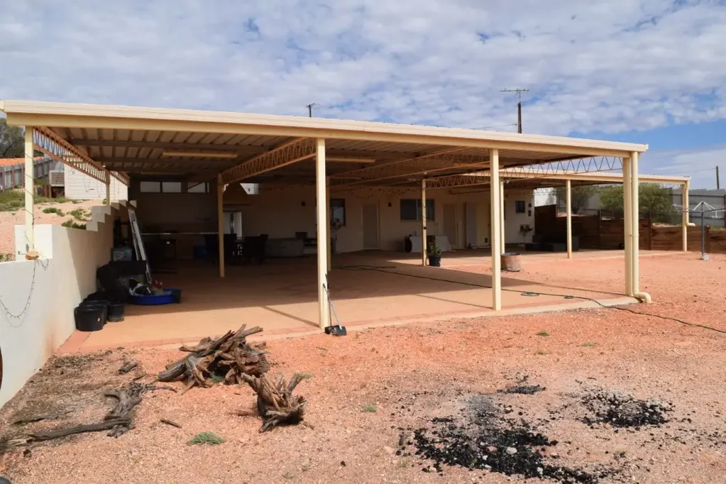 Coober Pedy 3ห้องนอน Modern Three-Bedroom Family Home - Semi Dugout