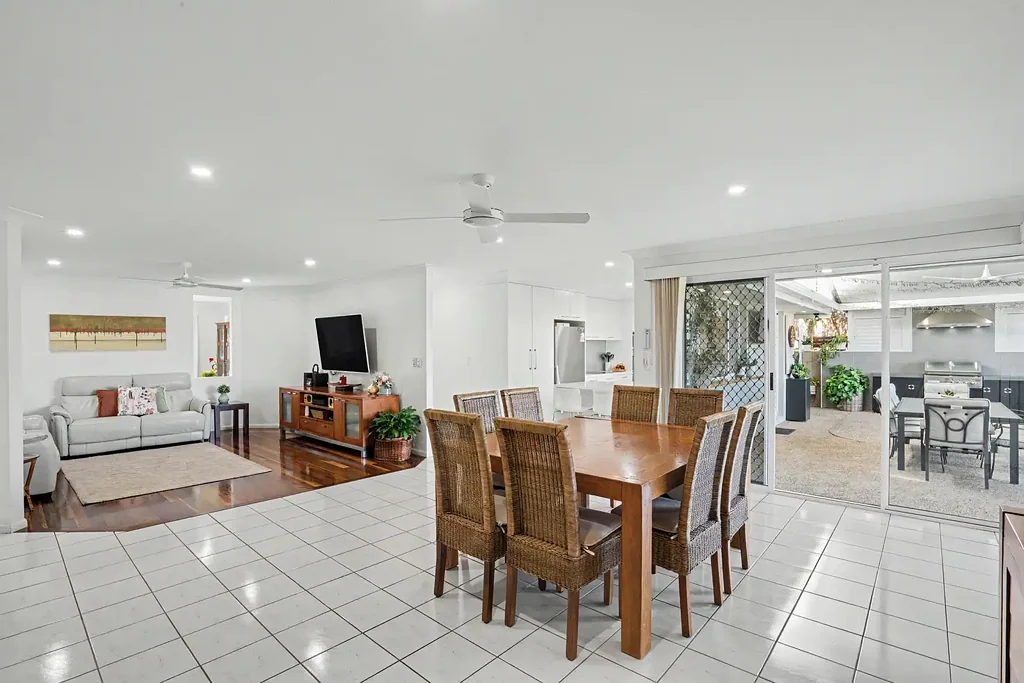 Clear Island Waters 4Kwarto Owners are Downsizing - Immaculate Family Entertainer
