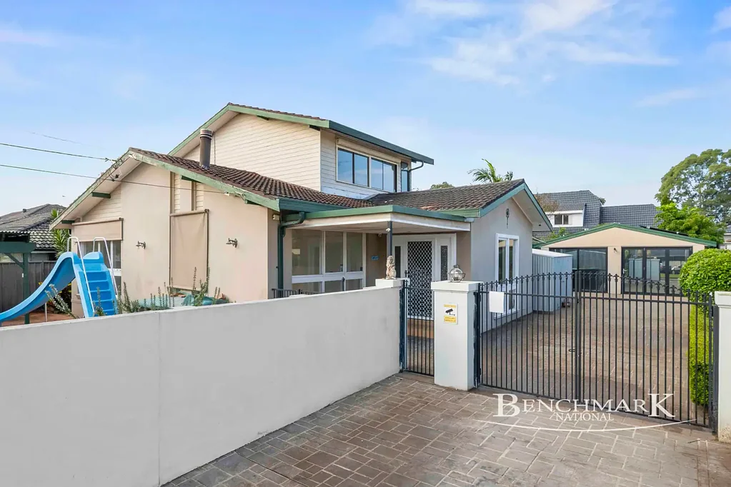 Moorebank 4Phòng ngủ Spacious Family Living with Poolside Comfort in a Quiet Street