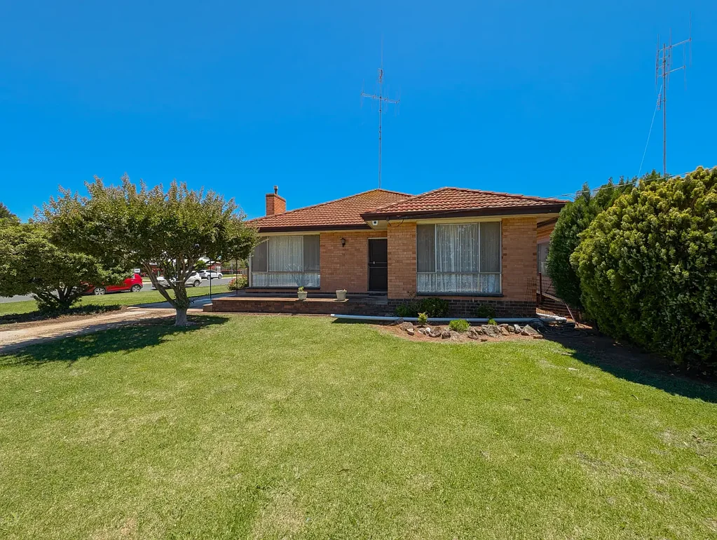 Kerang 4Moenga Spacious 4-Bedroom Family Home in Prime Location