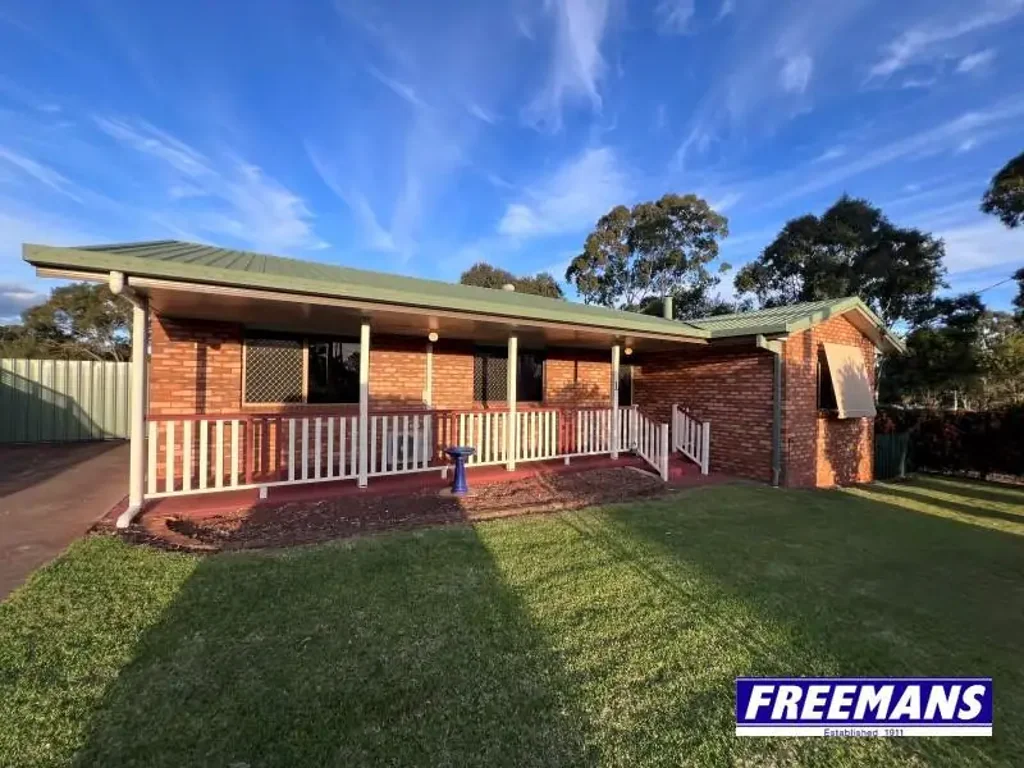 Kingaroy 3部屋 Tucked away in a quiet street on the hill