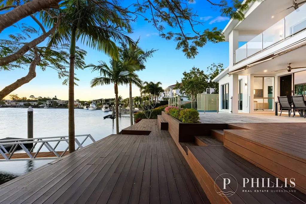 Hope Island 5 Bedroom Modern Coastal, point position with long bay views. bridge free boating.