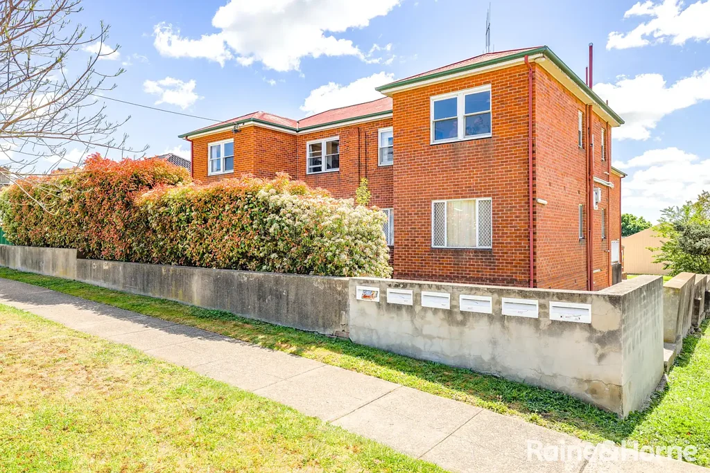 RENOVATED TWO-BEDROOM UNIT CLOSE TO TOWN- Available Now!!!