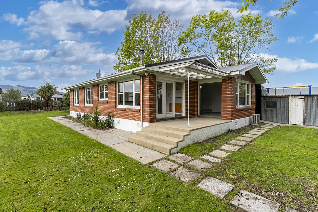 Milton 3 Slaapkamer Solid Home, Supersized Section, Big Opportunity!