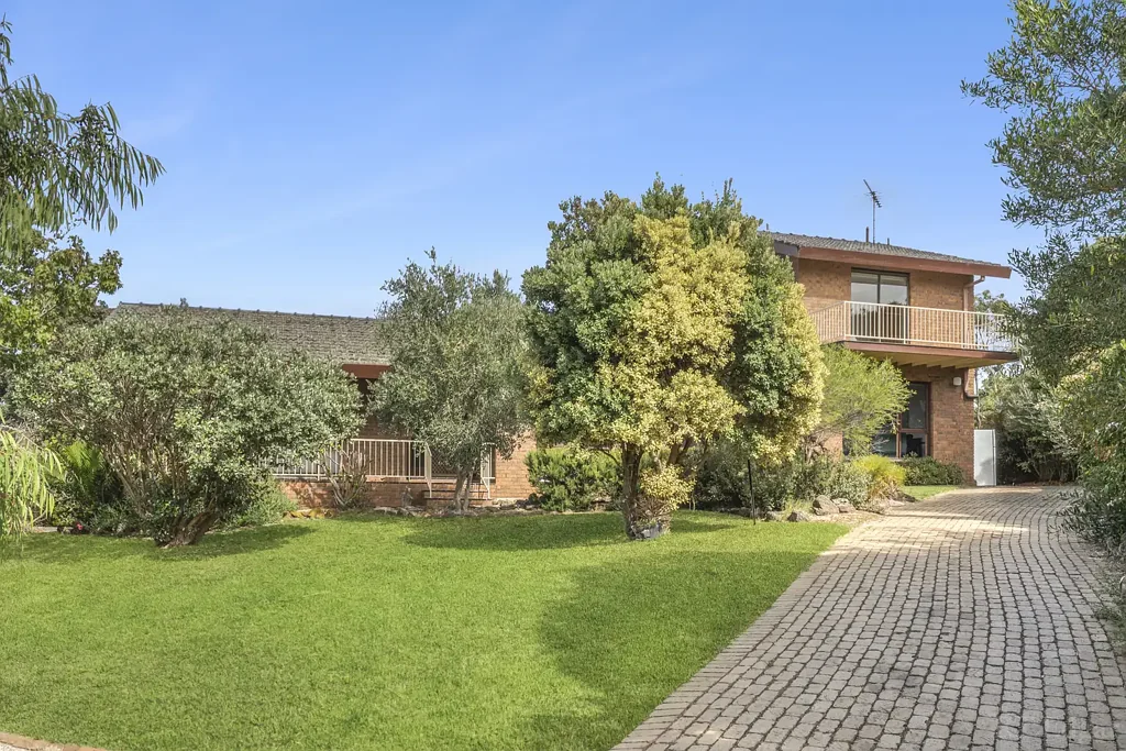 Point Lonsdale 5Phòng ngủ Elevated Coastal Living with Unmatched Potential