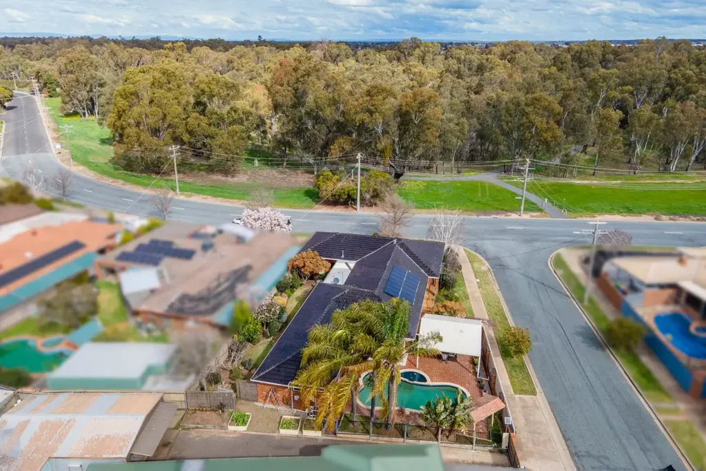 Shepparton 5ห้องนอน LARGE FAMILY HOME WITH POOL ON BROKEN RIVER DRIVE