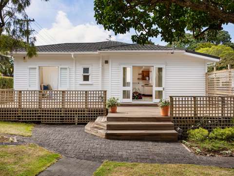 Onehunga 2房  Location & charm – freehold 607m² section
