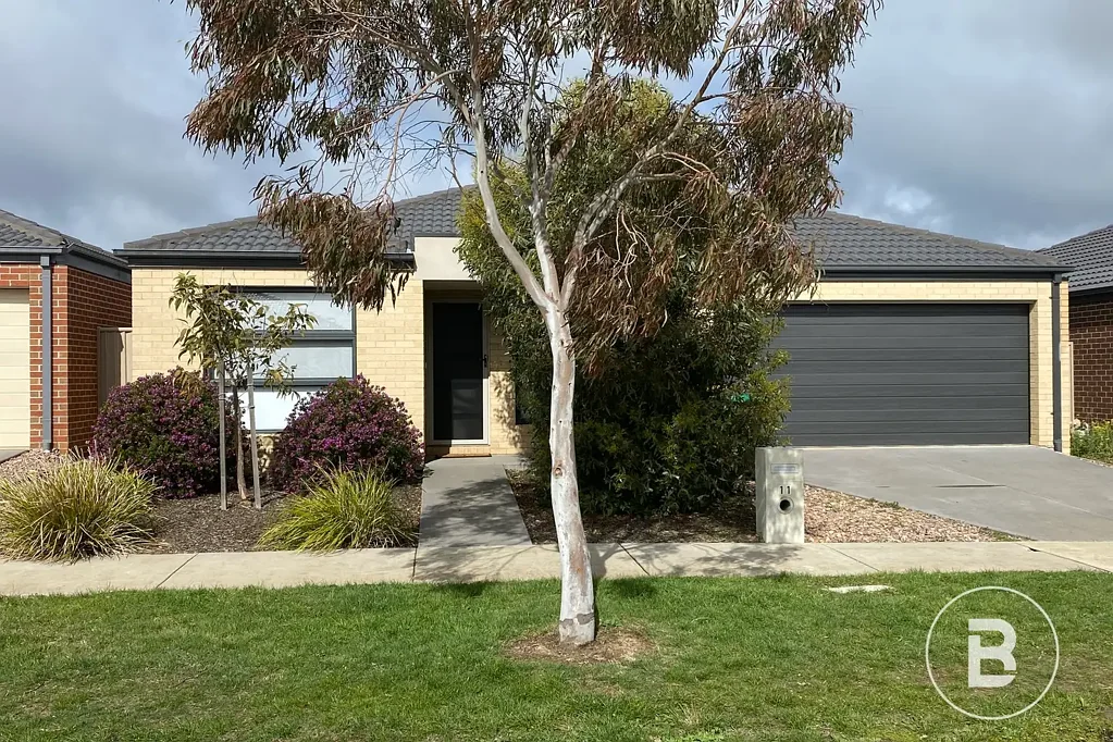 SUPERB 4 BEDROOM WITH 2 LIVING AND LARGE YARD