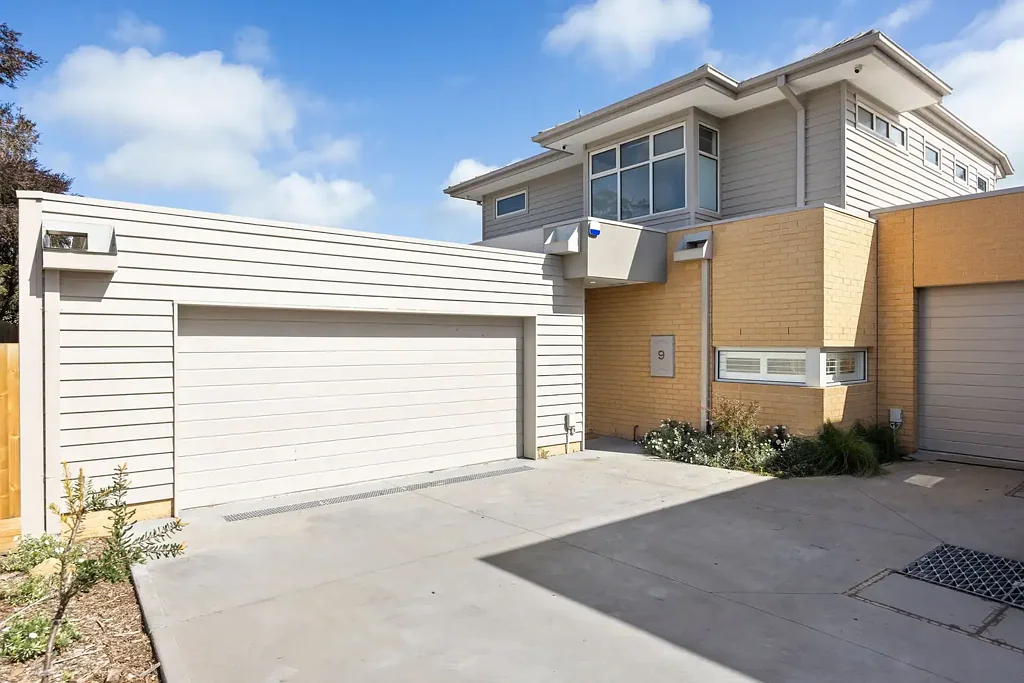 Rosebud 3房 精致海滨生活，近在咫尺的海湾 Sophisticated Coastal Living, Moments from the Bay