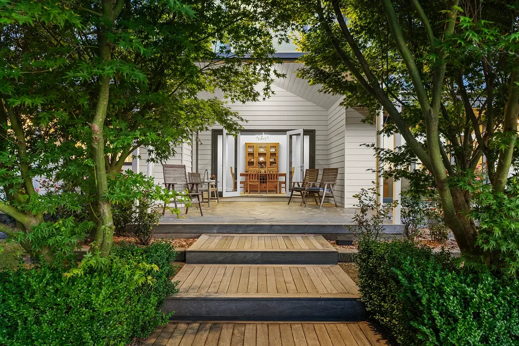 Pakenham South 4ห้องนอน An Entertainer's Country Retreat Filled with Warmth and Charm