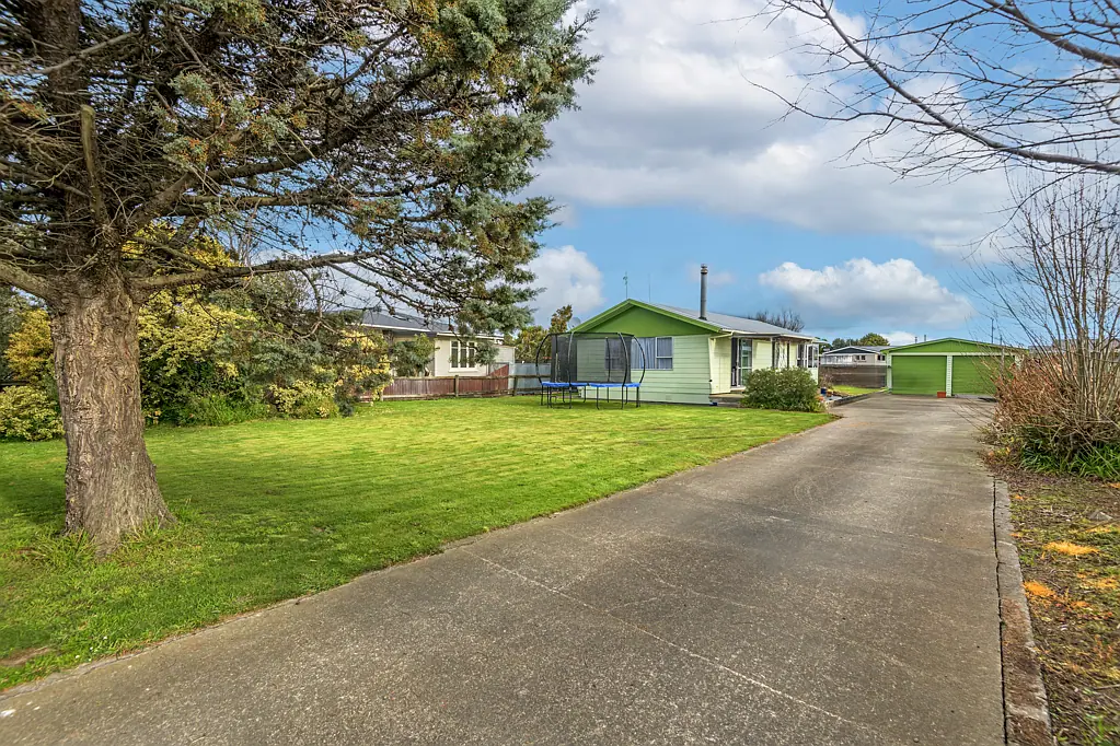 Sanson 3部屋 Sunny, fully fenced, family home!