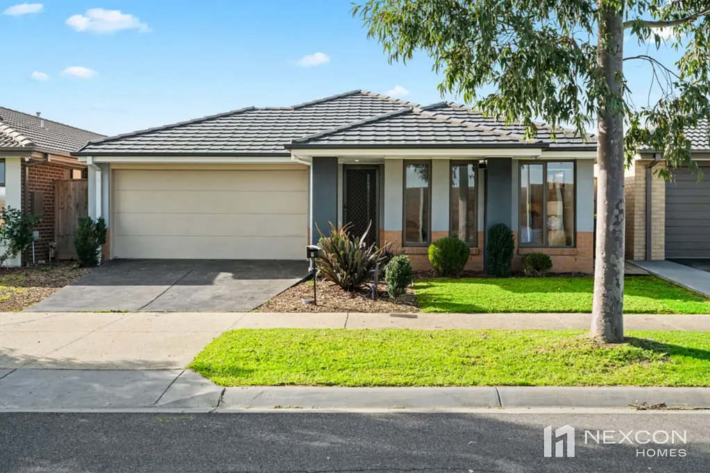 Pakenham 4Moenga Best & Final Offer by 11-Aug (TUE) 3pm - Four Bedrooms. Two Living Areas. Endless Possibilities.