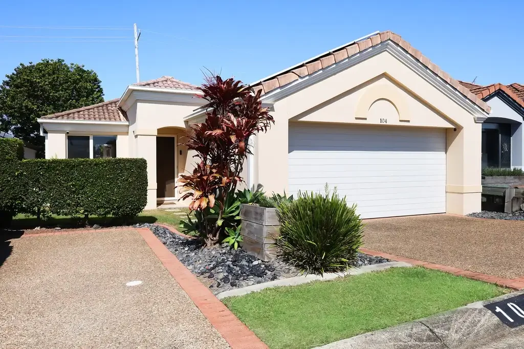 Mudgeeraba 3Kwarto Immaculate Single Level Villa - Resort Style Amenities - Walk to Schools & More