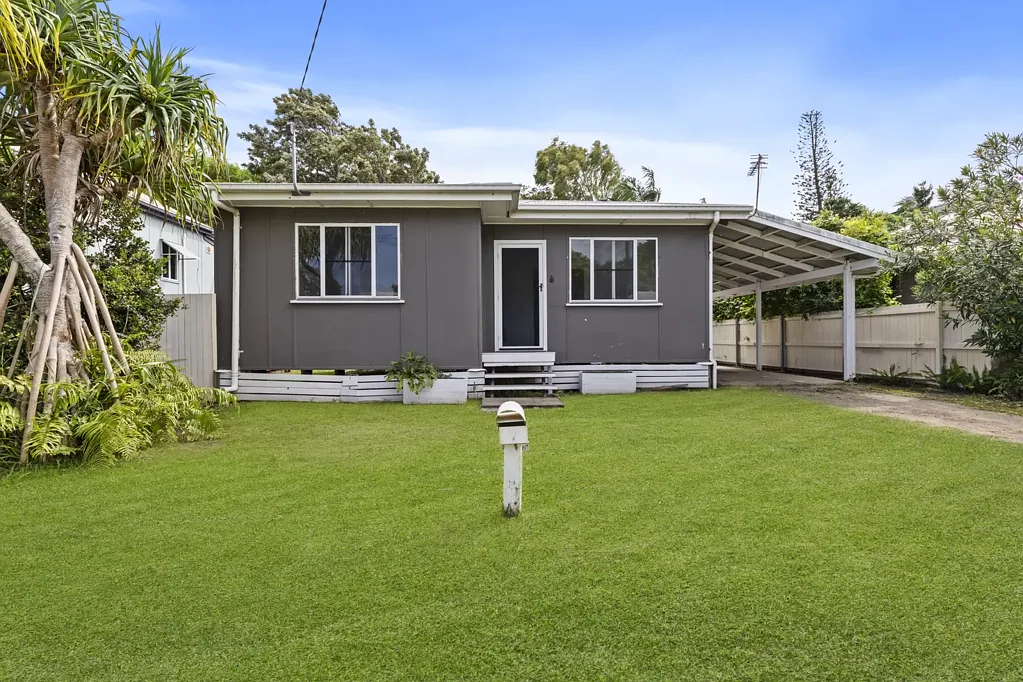 Coastal Living - Charming 2-Bedroom Home
