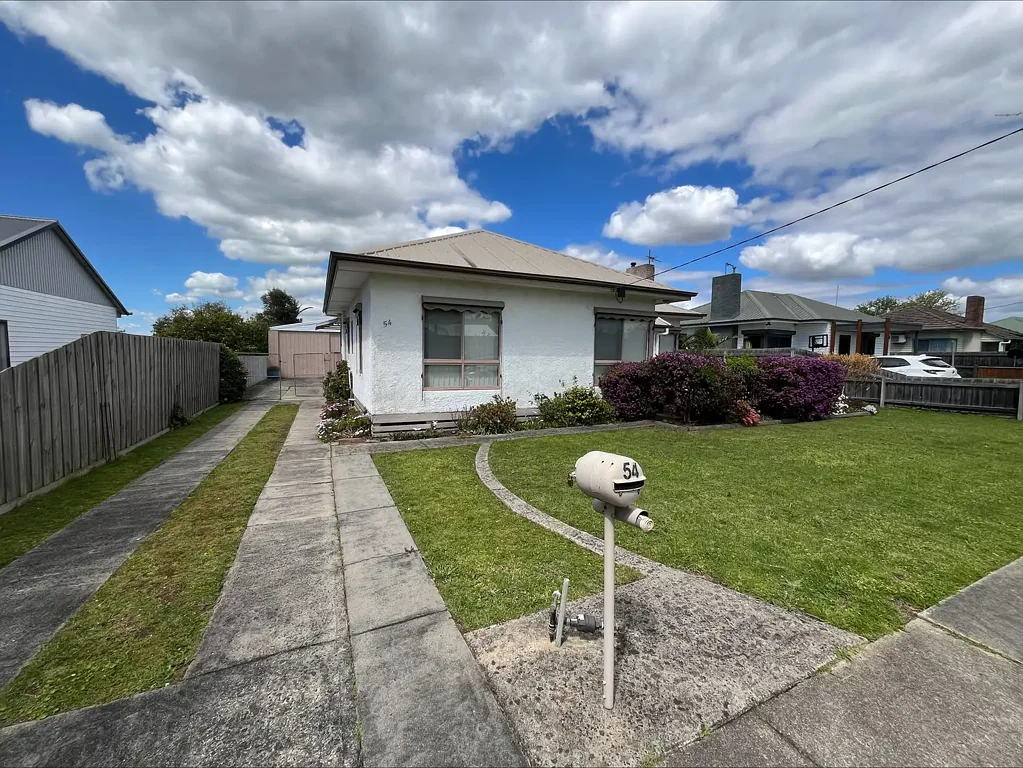 Cozy 2-Bedroom Home With A Shed!