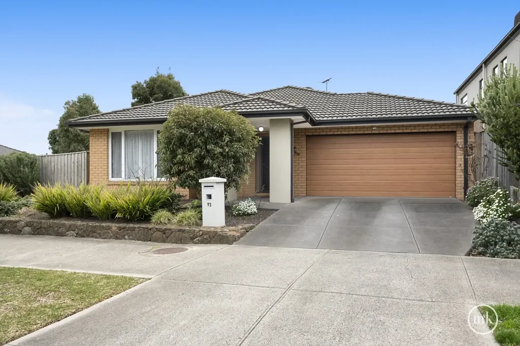 Stylish Family Living Opposite Parkland