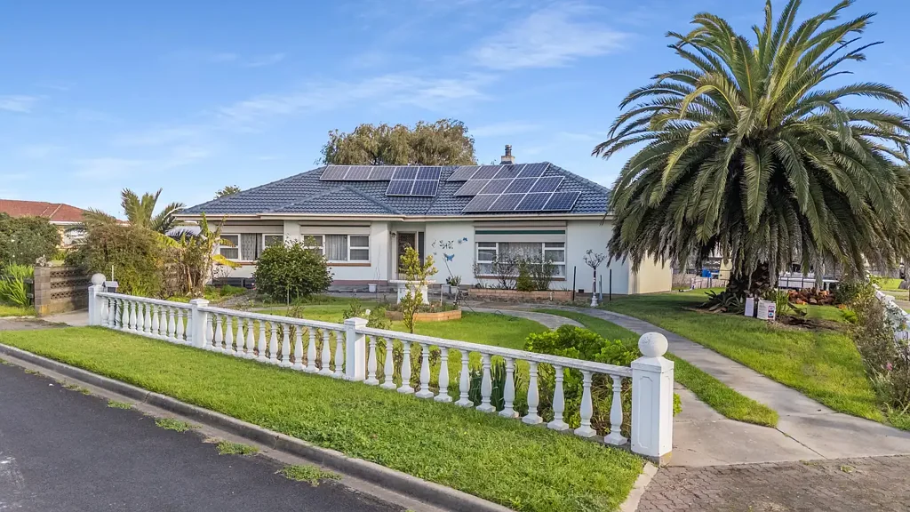 Millicent 3 Bedroom Comfort, Convenience, and Country Charm at 16 Cassells Street