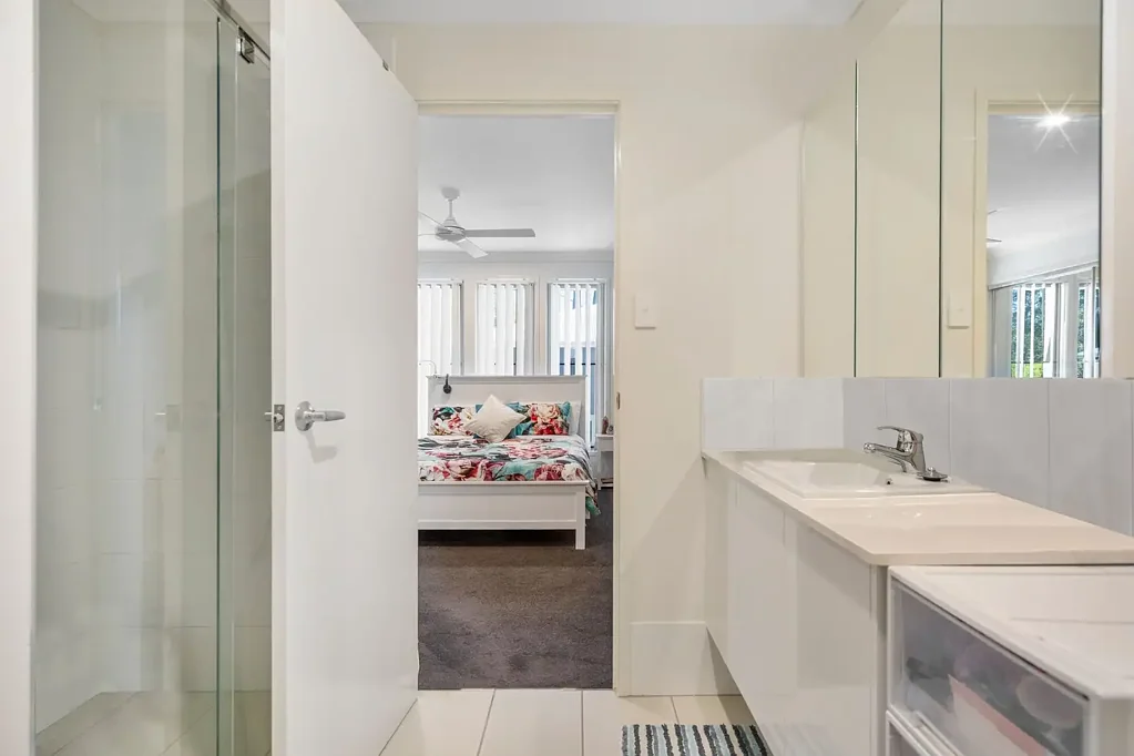 Stylish Townhouse in Prime Location – Low Maintenance Living at Its Best.