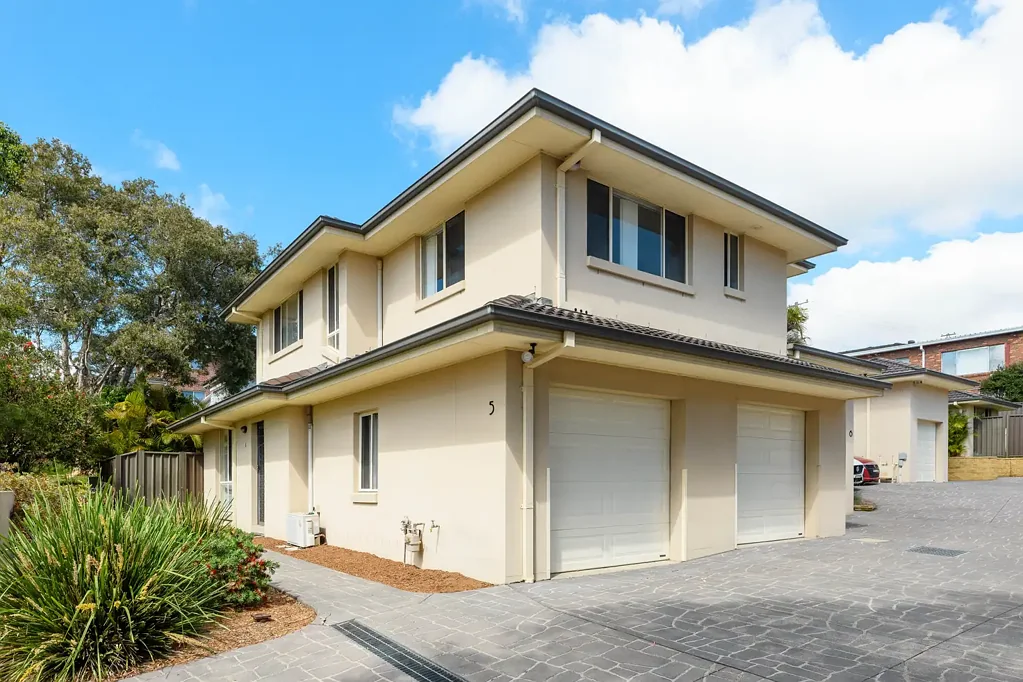 Kirrawee 3ਬੈੱਡਰੂਮ Spacious townhouse with double garage in boutique complex.