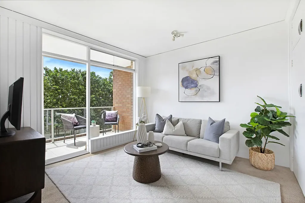 SUNLIT APARTMENT WITH NORTH FACING BALCONY IN QUIET CUL-DE-SAC
