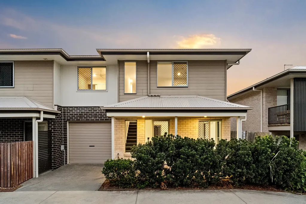 Richlands 3房 3卧2卫联排 2车位带锁车库 143m²实用面积 空置随时入住 全新地毯遮阳露台 近火车站购物中心 Corner Block Townhouse - Vacant & Ready To Move In - Perfect For Both Owner-Occupiers And Investors With Strong Rental Potential - Call Sam Maleki
