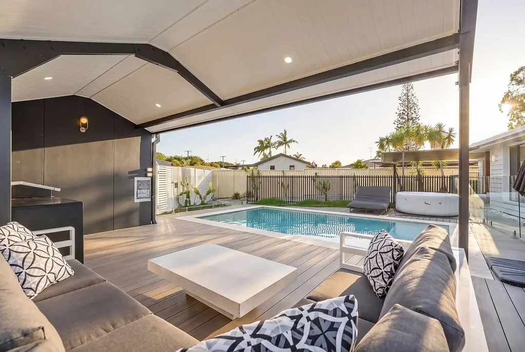 Broadbeach Waters 3غرفة نوم MOTIVATED SELLERS & Representing outstanding value: The Complete Entertainer - Renovated, Private & Built for Lifestyle
