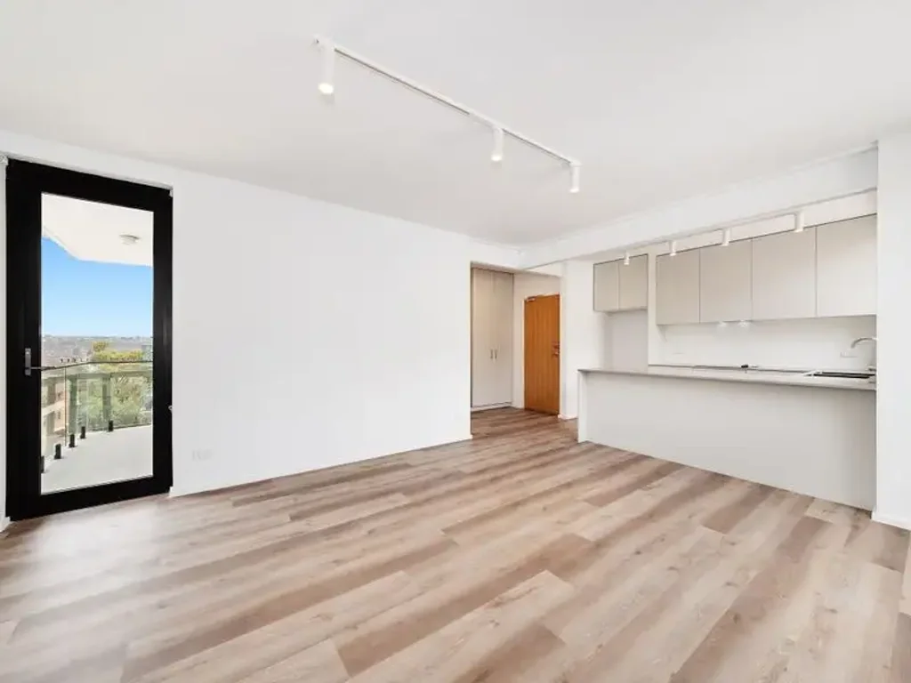 Light Filled & Spacious 2 Bedroom Apartment in Prime Bondi Beach Location