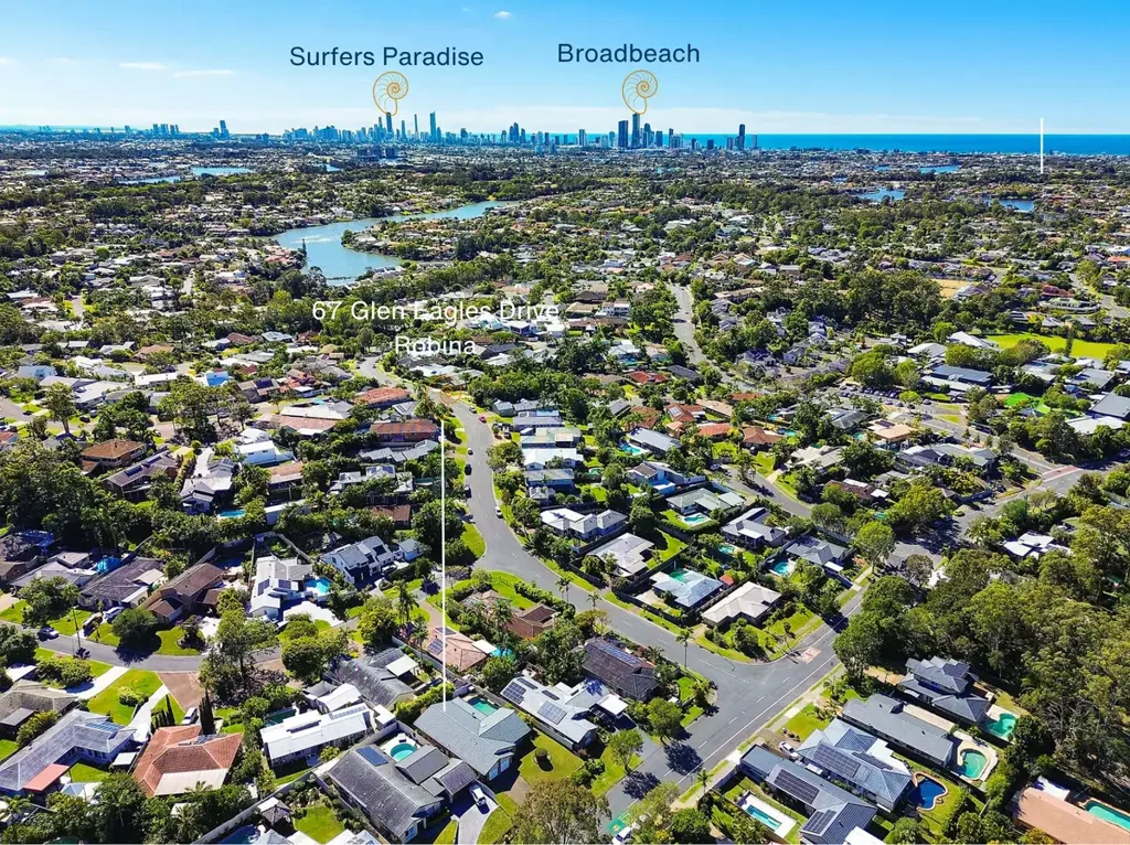 Robina 4 Bedroom Spacious Family Entertainer - Elevated Lifestyle Location, Walk to Robina School