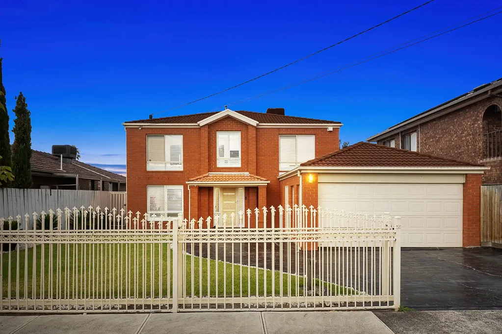 Thomastown 4房 Thomastown优越地段 534sqm全幅地 优质厨卫 豪华主卧套 双车库 露台花园 便捷生活空间 Quality, Space and Lifestyle in One Exceptional Address