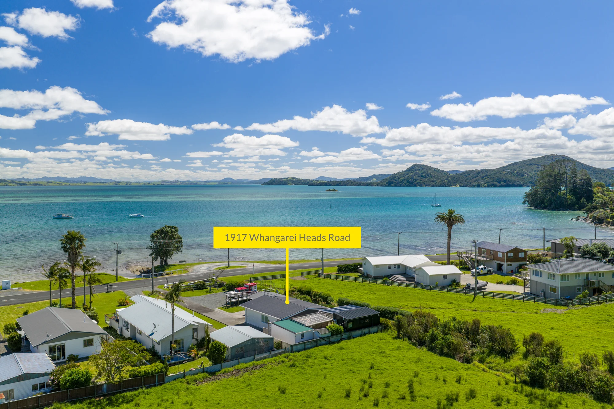 Whangarei Heads 3房  Beachfront Escape with Income Potential